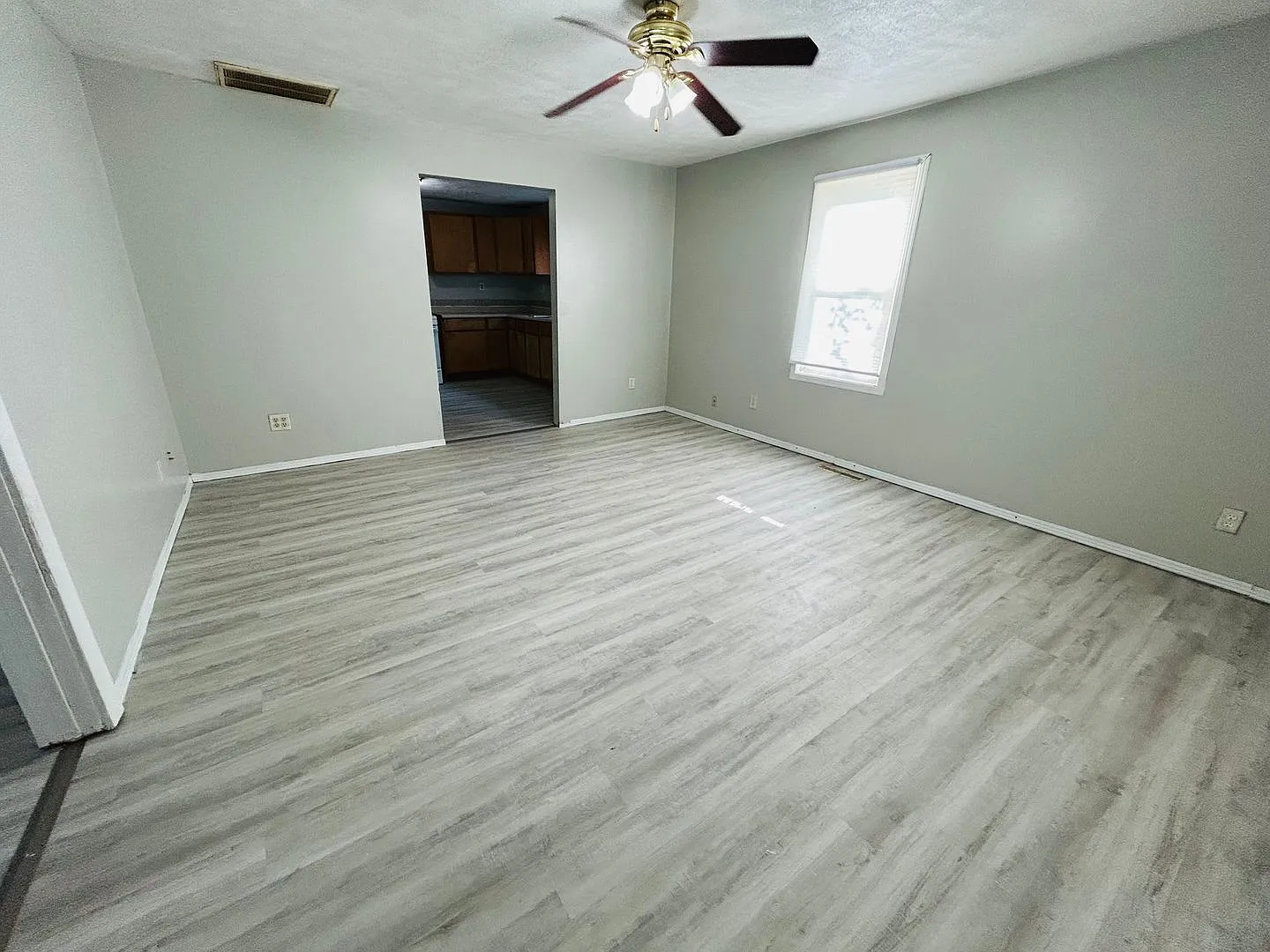 For Rent: 1213 W 17th St. 2 bedroom 1 bathroom Home! Nice porch! Nice back yard! New flooring! Wa... — Photo 4