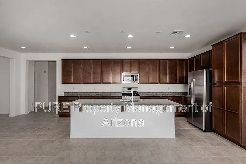 4 bed, 3.0 bath, 2204 sqft, $2,195 — Photo 3