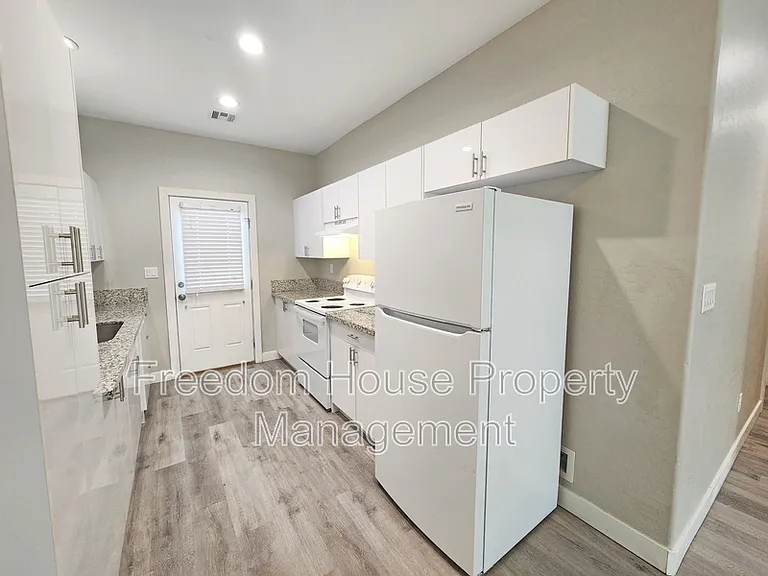 1121 Sixshooter Ave #2 — Photo 6