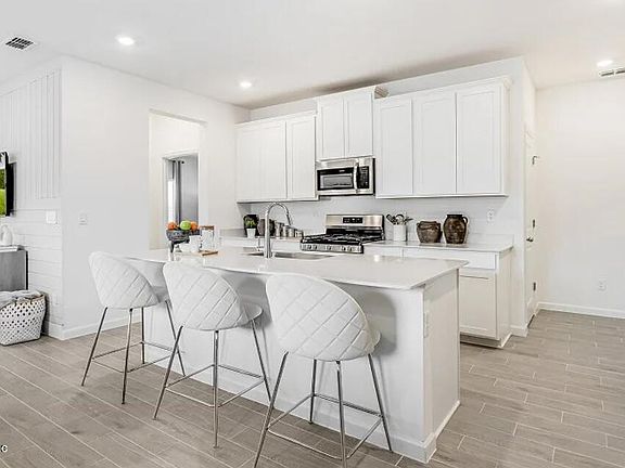 4th image of 399 HASLER Avenue