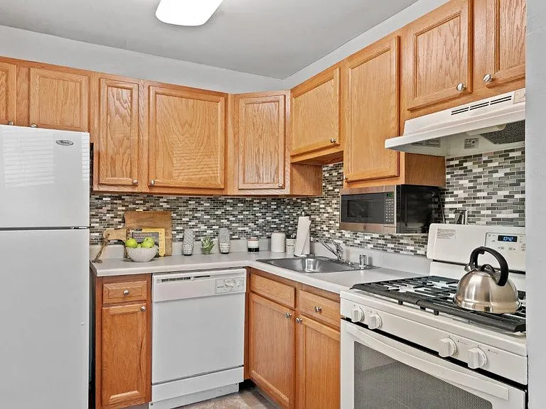Gwynn Oaks Landing Apartments and Townhomes — Photo 4