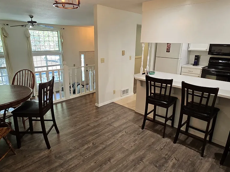 530 NW Carolyn Ln — Photo 11