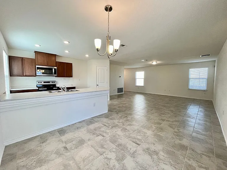 8405 Amistad Cv — Photo 7