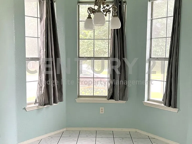 2809 Newport Ave — Photo 6