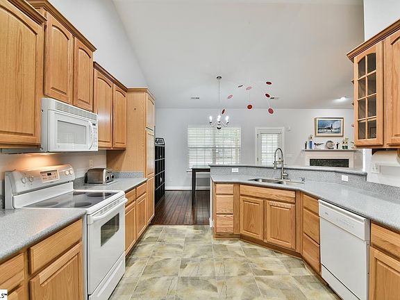 5th image of 132 Sunshine Dr