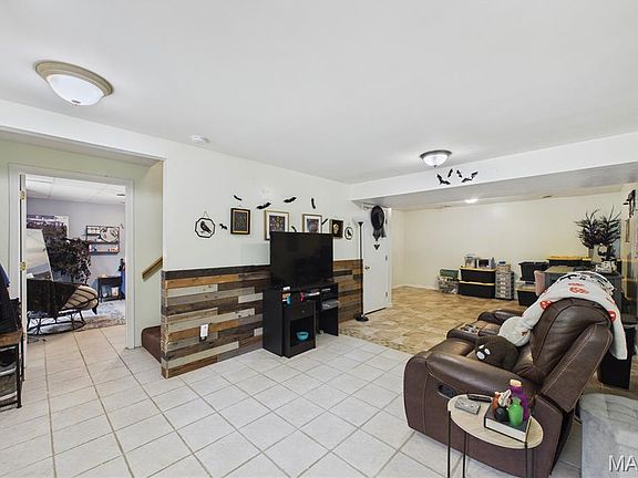 2nd image of 1031 Palmer Ln