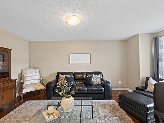 5th image of 3 Fieldstone Cres N
