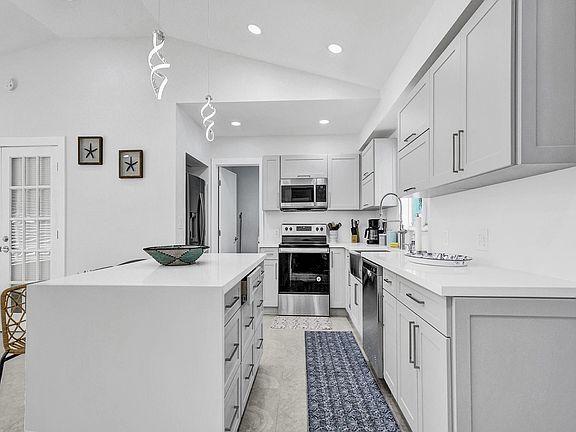 3rd image of 1100 NE 17th Way
