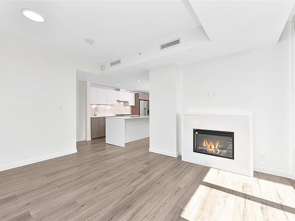 4th image of 899 Esquimalt Rd #608