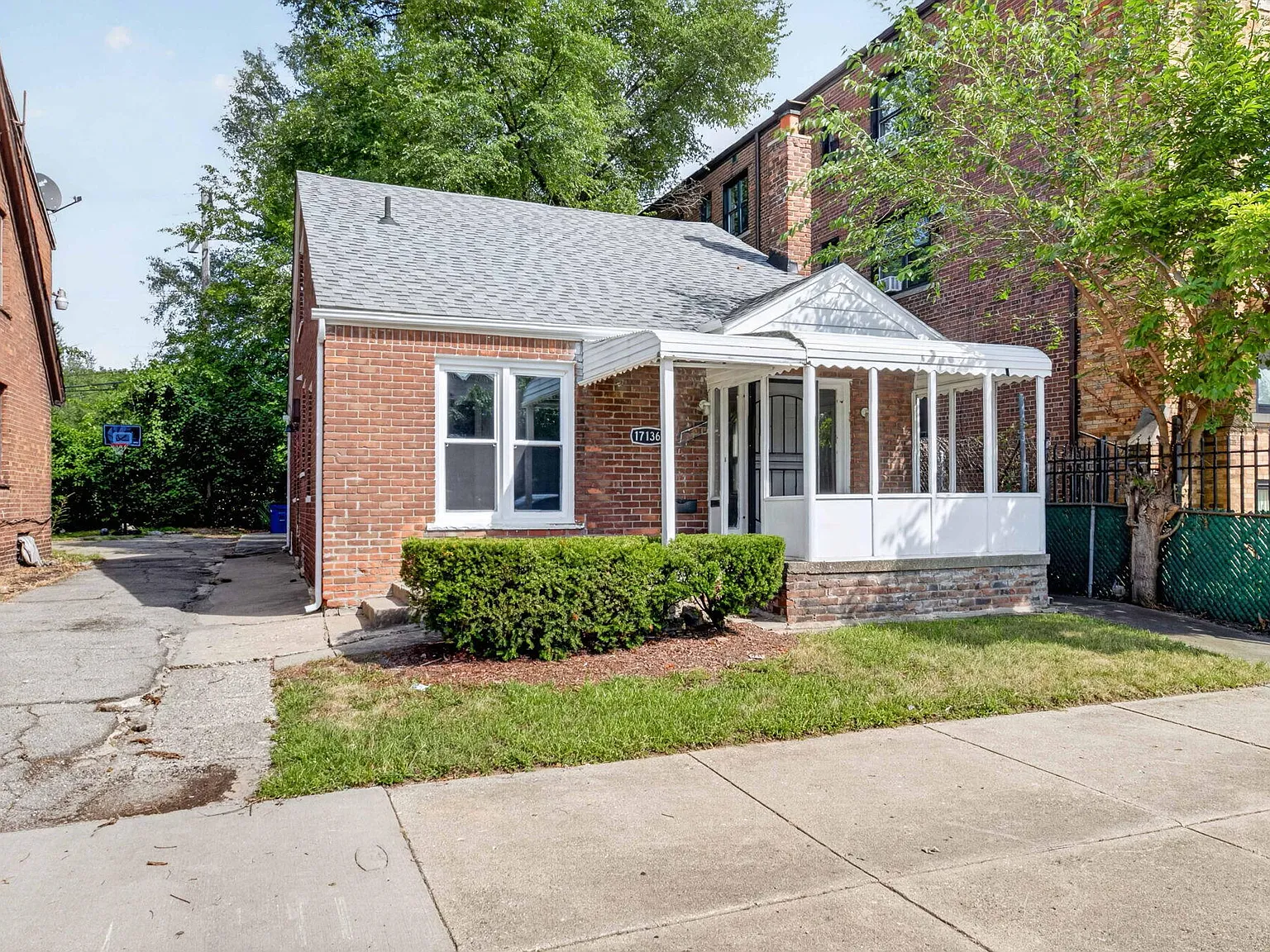 3 bed, 1.5 bath, 1440 sqft, $1,665 — Photo 1