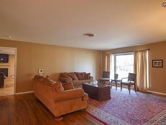 3rd image of 1521 Mesquite St