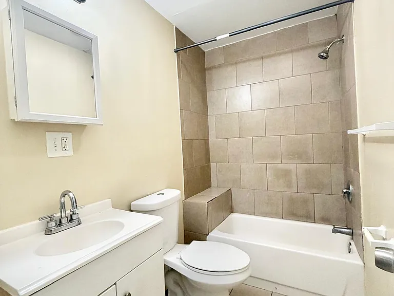 564 Howard Ave #2RR — Photo 5