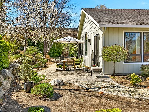 3rd image of 1057 Oak Knoll Dr