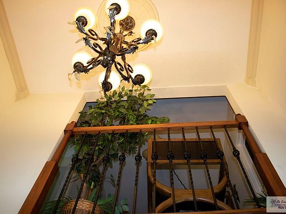 5th image of 28 Crownridge Dr