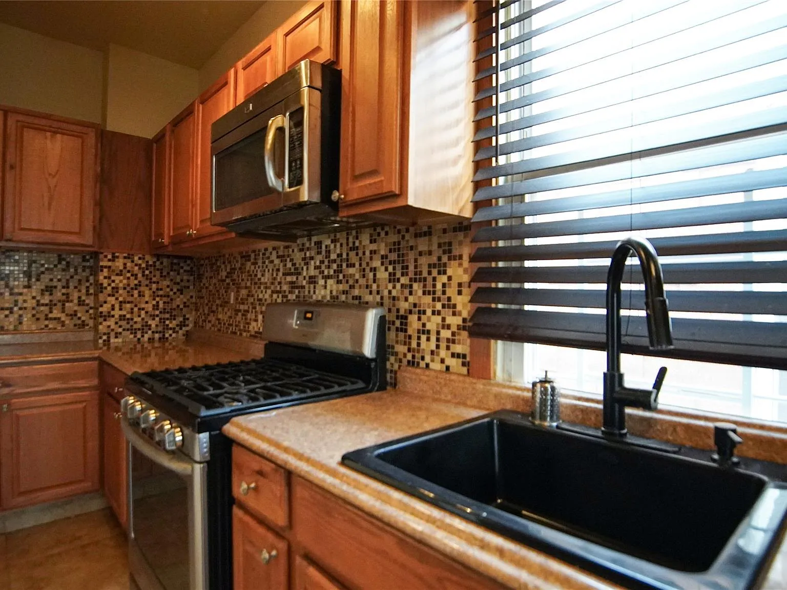 3 bed, 1.0 bath, 1250 sqft, $3,753 — Photo 3