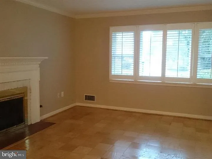 1415 Mayflower Dr — Photo 3