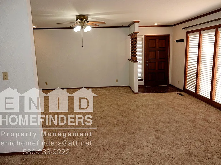 2117 Camelot Dr — Photo 3