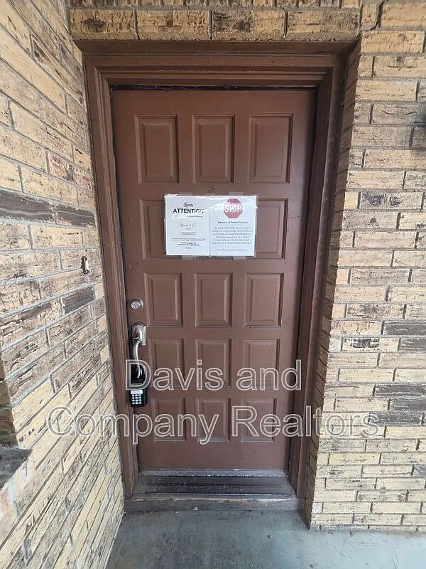 3 bed, 2.0 bath, 1572 sqft, $2,100 — Photo 2