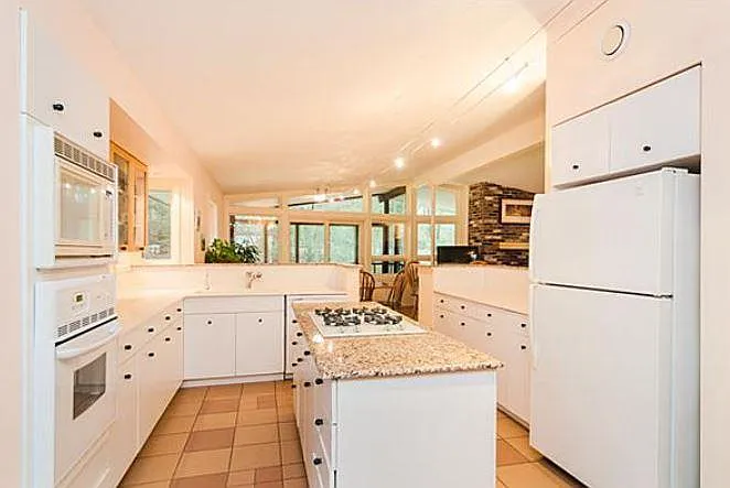 4 bed, 2.5 bath, 2200 sqft, $5,500 — Photo 4