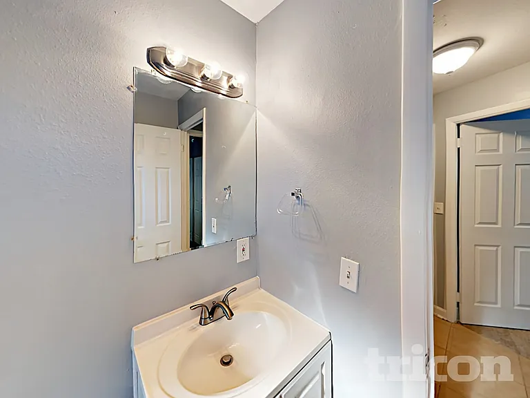 1117 N Saturn Ave — Photo 18