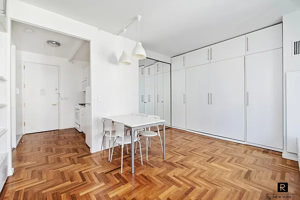 Sold by R New York | media 9