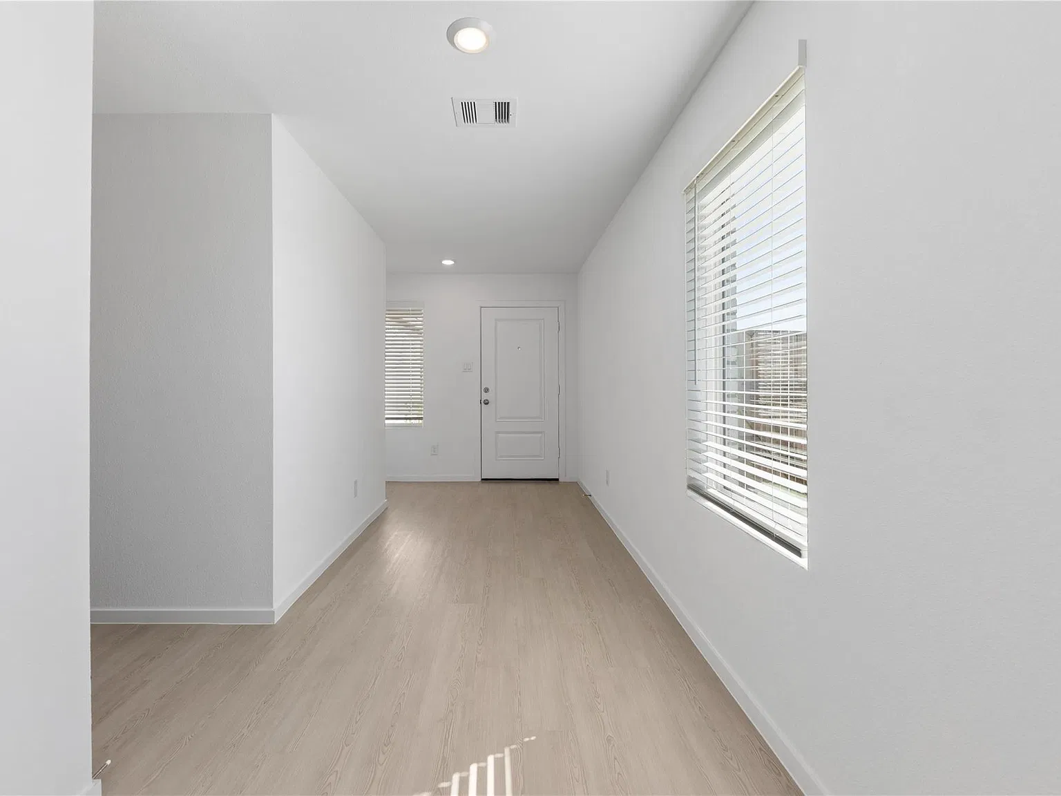 4 bed, 2.0 bath, 1640 sqft, $1,950 — Photo 2