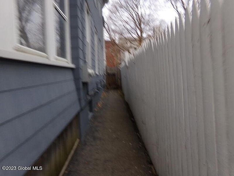 5th image of 185 Division Street