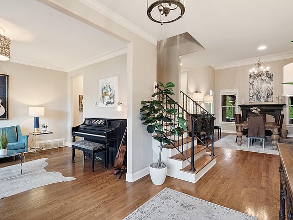 3rd image of 1601 Brackenshire Ln