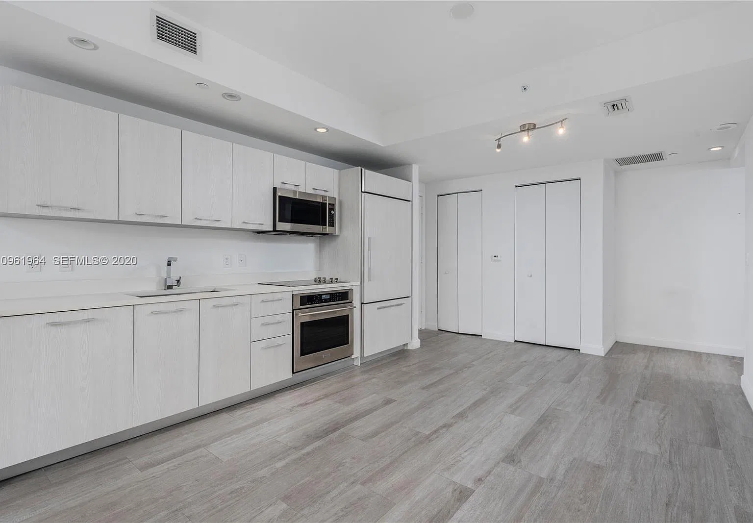 1 bed, 738 sqft, $3,350 — Photo 2