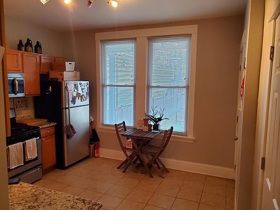 4th image of 2111 W Belle Plaine Ave #1