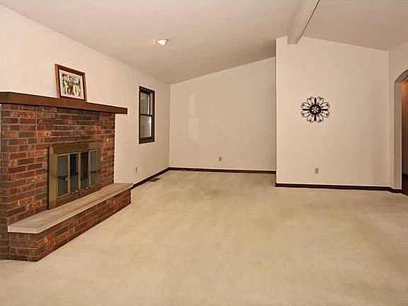 3rd image of 635 Sun Valley Ct