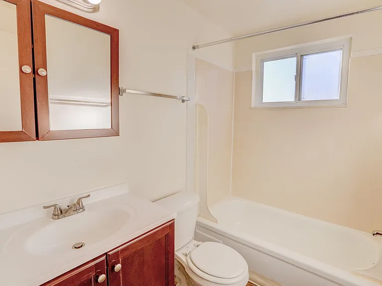 Allison Court Apartments — Photo 52