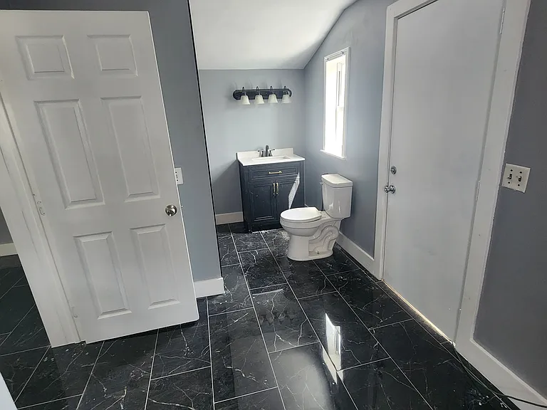302 S Hall St — Photo 8