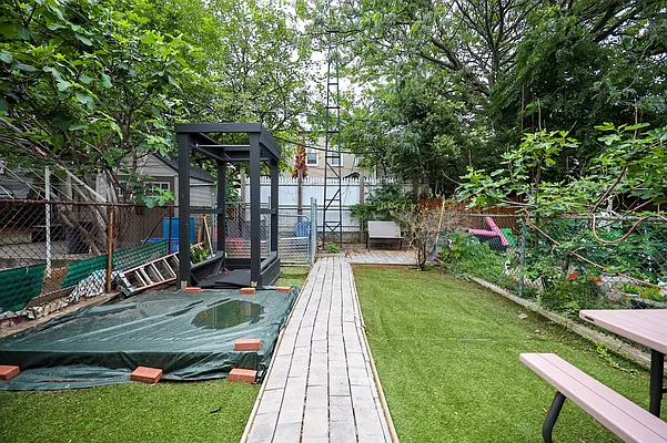 Sold by Remax Edge | media 27