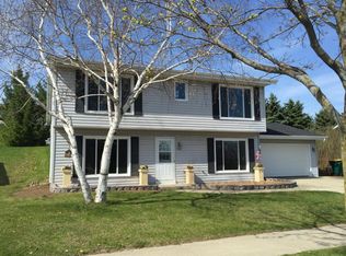 918 Kings Ridge Ct W, West Bend, WI 53090