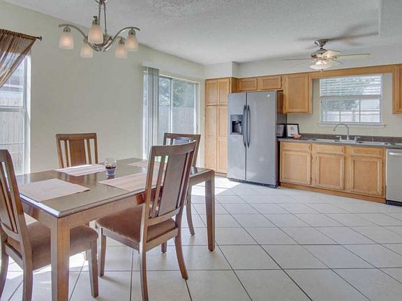 4th image of 422 Village Ct NW