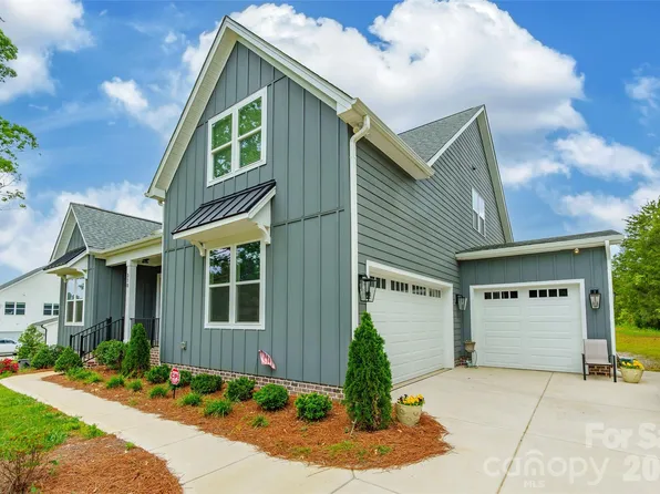 310 Triple Ponds Ct, Clover, SC 29710
