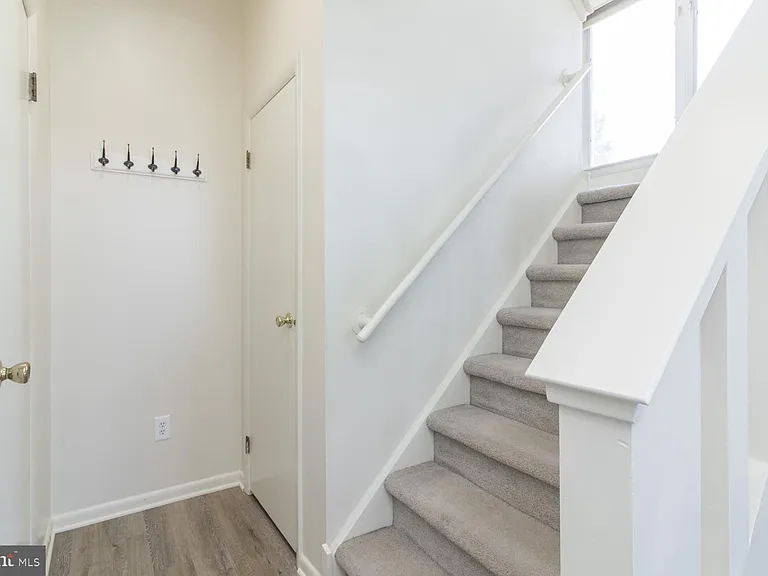 1004 Barbaras Ct — Photo 15