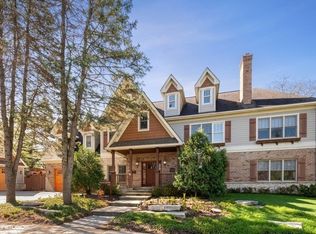 937 Roslyn Rd, Glen Ellyn, IL 60137