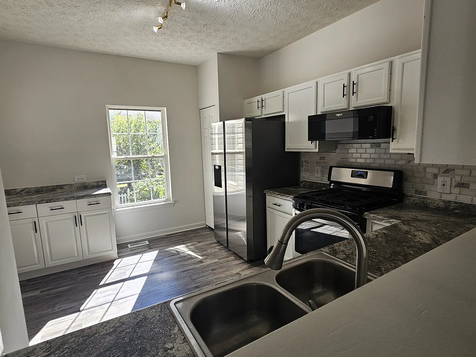 3 bed, 2.5 bath, 1734 sqft, $2,500 — Photo 4