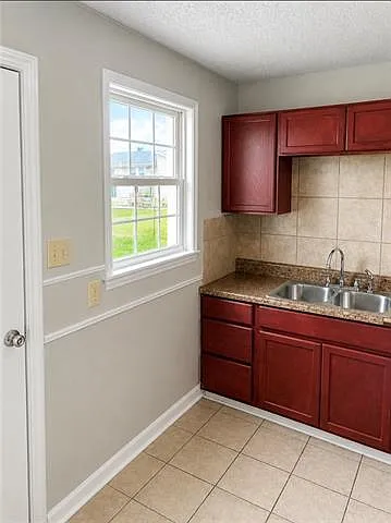 3 bed, 1.0 bath, 1400 sqft, $1,600 — Photo 3