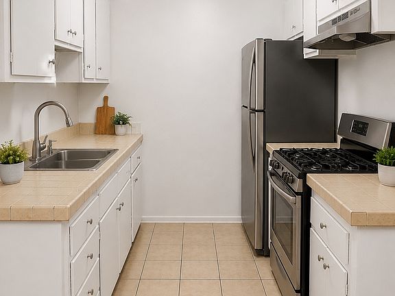 3rd image of 1025 N Mariposa Ave APT 6