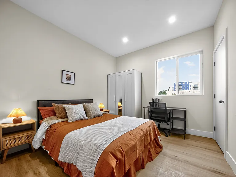 Fully Furnished Housing: 1419 W 35th St — Photo 26