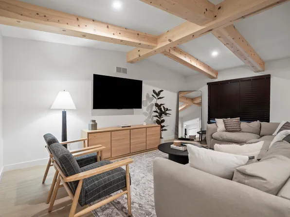 711 Medinah Dr, Rochester Hills, MI 48309