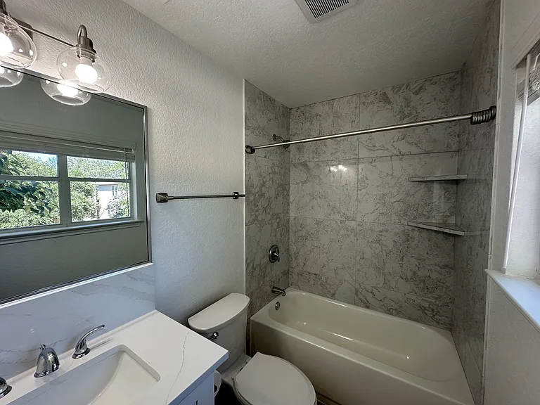 414 Hampton Cv — Photo 11