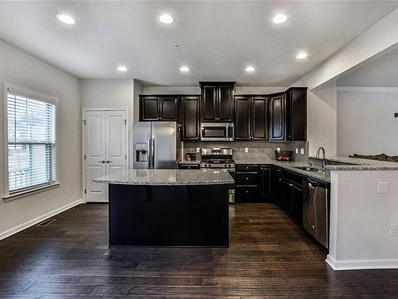 5th image of 404 Fairmont Dr