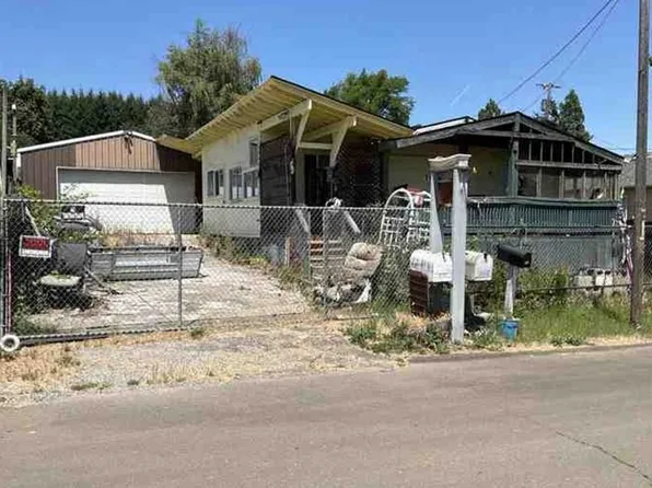 262 NE 3rd St, Willamina, OR 97396