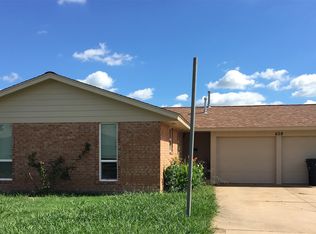 628 SW 8th St, Moore, OK 73160