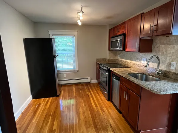 23 Hyde St APT 4, Danvers, MA 01923
