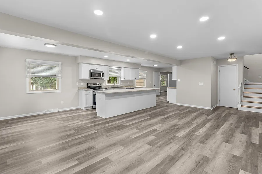 4 bed, 1.5 bath, 2306 sqft, $2,900 — Photo 2